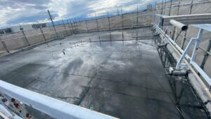 岐阜市にて雨漏り修理・防水塗装工事〈屋上からの雨漏り〉の施工前写真