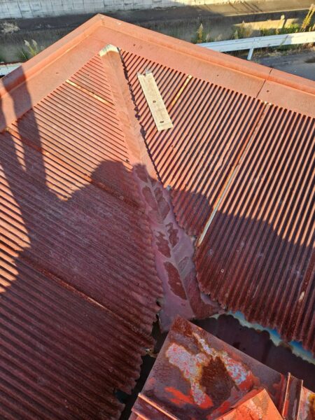 関市にて雨漏り修理〈倉庫波板トタンの張り替え工事〉の施工前写真
